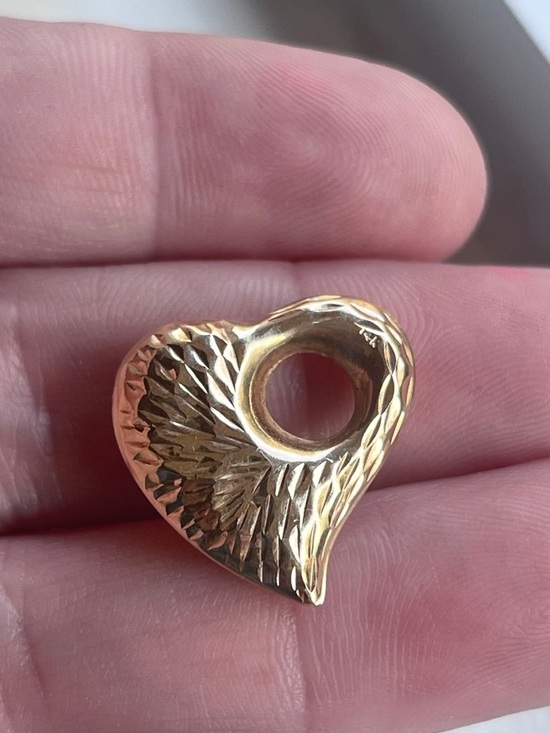 Jewelry - Vintage 14k diamond cut puffy heart pendant